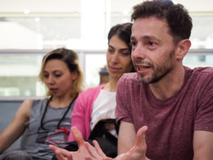 Pablo Rotemberg, em entrevista com as bailarinas do espetáculo "La Wagner" 